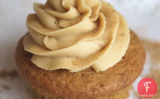 Cupcakes veganos de bordo com creme de manteiga sem leite de bordo