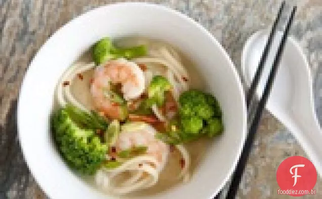 Sopa de missô com Camarão e Brócolis