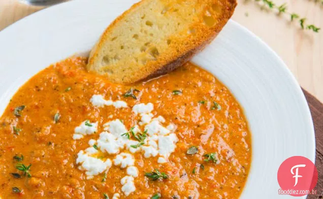 Sopa cremosa de pimenta vermelha assada e couve-flor com queijo de cabra