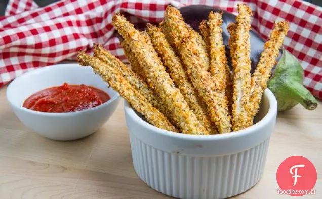 Batatas fritas crocantes de berinjela assadas com molho Marinara (também conhecido como batatas fritas de Parmesão de berinjela!)