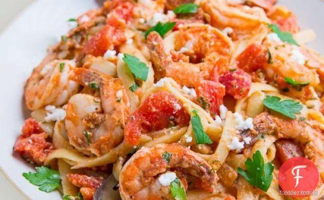 Linguine de camarão em molho de tomate e Feta (também conhecido como Saganaki Linguine de camarão)