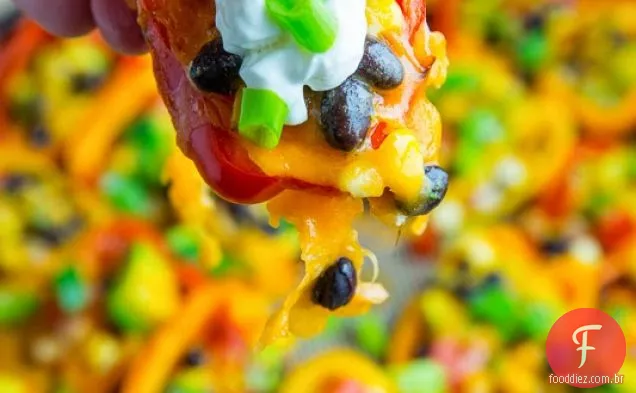 Mini pimenta Nachos com milho, feijão preto e abacate