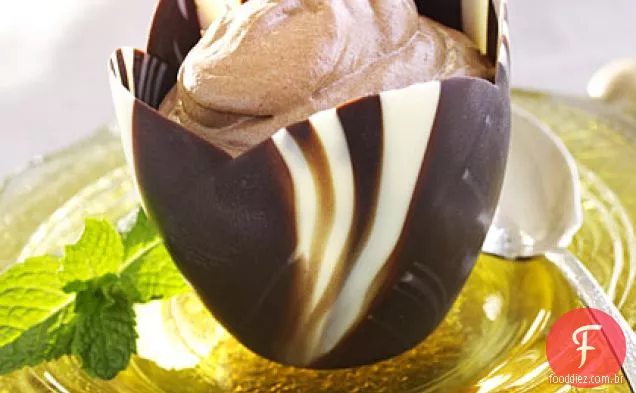 Mousse de Chocolate em cascas de Chocolate branco e escuro