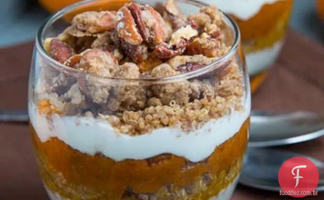 Torta de abóbora Quinoa Parfait com Gingersnap Pecan Streusel