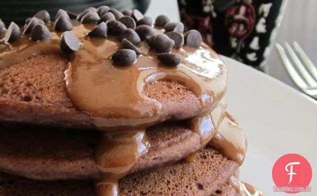 Panquecas de chocolate com manteiga de amendoim (com opções Sem Glúten e veganas)
