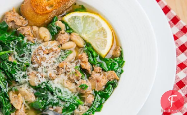 Espinafre, feijão branco e sopa de salsicha de Peru