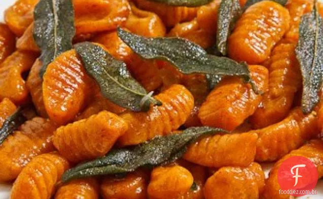 Nhoque de abóbora em uma manteiga marrom e molho de sálvia