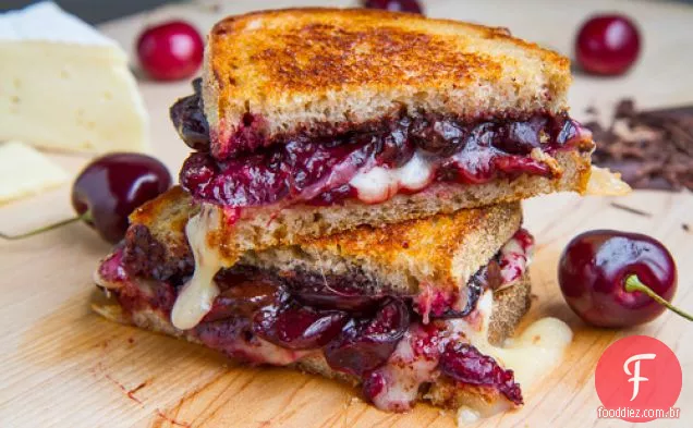 Cereja assada balsâmica, chocolate escuro e Sanduíche De Queijo Grelhado Brie