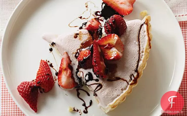 Torta congelada Morango do iogurte com xarope balsâmico