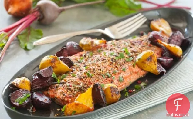 Salmão com crosta de especiarias com beterraba de gengibre assada