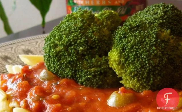 Macarrão de tomate e azeitona seco ao sol de dez minutos