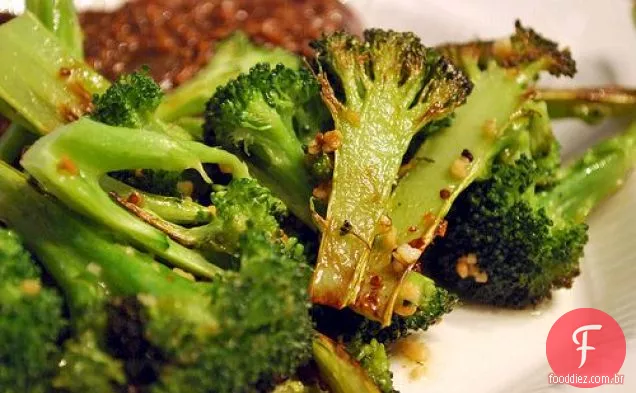 Brócolis caramelizado com alho