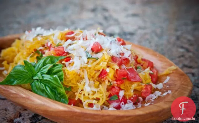 Abóbora De Espaguete De Microondas Com Tomate E Manjericão
