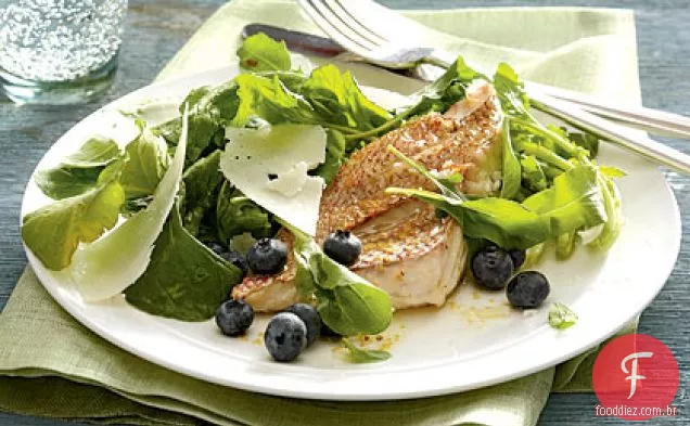 Salada de rúcula e mirtilo com pargo vermelho queimado