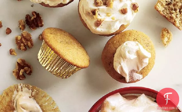 Cupcakes de nogueira com cobertura de bordo