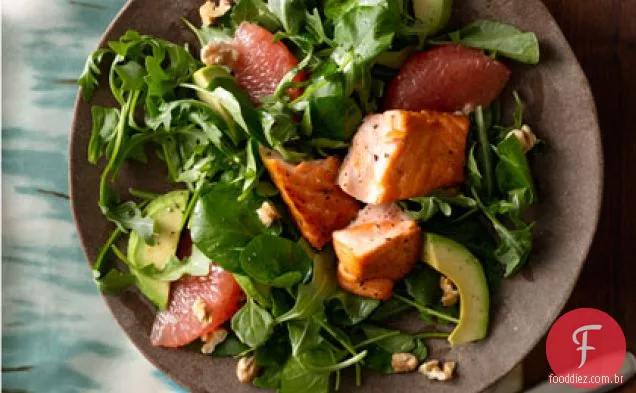 Salada de toranja e abacate com salmão grelhado