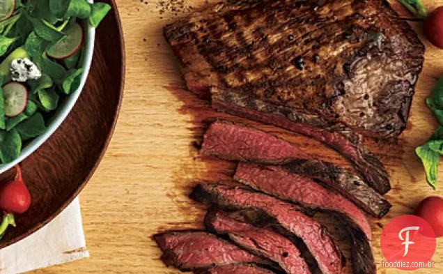 Bife com salada de pepino e rabanete