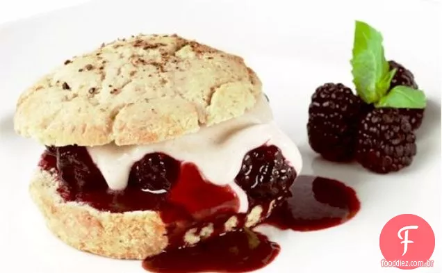 Shortcakes de pimenta preta do Chef Tal Ronnen com molho de manjericão Blackberry