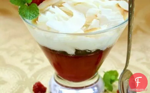 Vegan framboesa-gengibre Parfait w / creme batido de coco sem leite