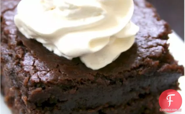 Bolo de chocolate e ameixa
