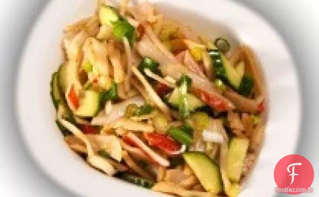 Salada de caranguejo simulada com molho Tehina