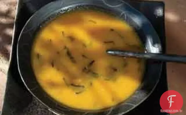 Sopa de cenoura refrigerada leve e refrescante