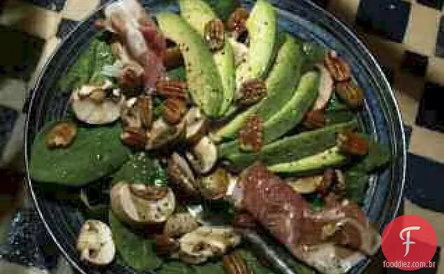 Salada de abacate e noz-pecã