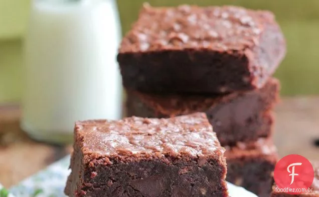 Uma tigela caseiro pedaço de Chocolate e caramelo Chip Brownies