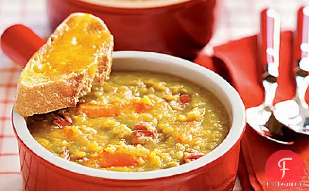 Sopa de ervilha dividida com torradas de Cheddar