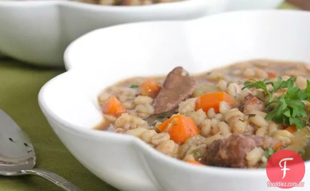 Fogão lento carne e sopa de cevada