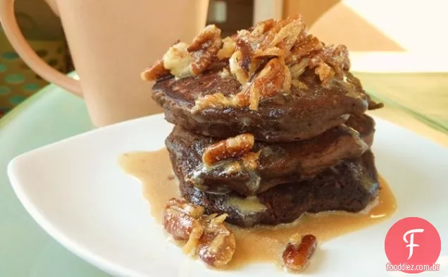 Panquecas de Chocolate alemãs veganas com xarope de bordo de noz-pecã de coco