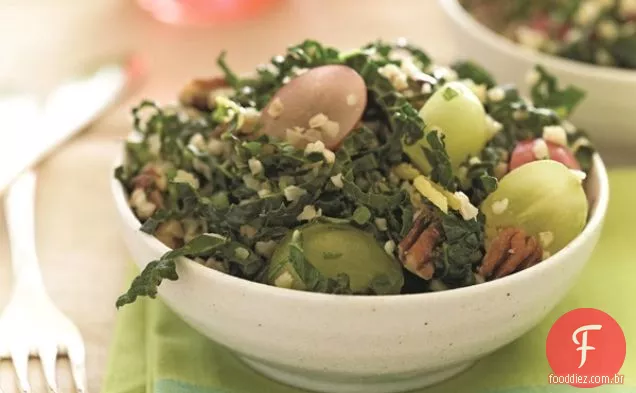 Salada Bulgur com uvas e couve