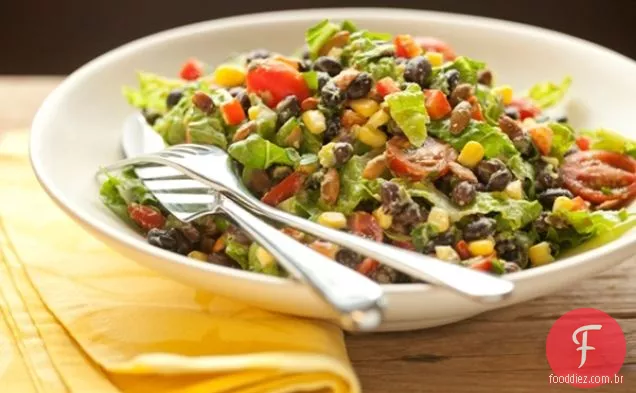 Salada de feijão preto saudável com molho cremoso de abacate