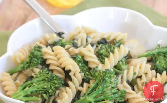 Broccolini, espinafre e macarrão com alho