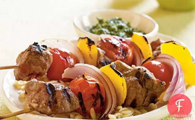 Kebabs de cordeiro e vegetais temperados com molho de coentro e hortelã