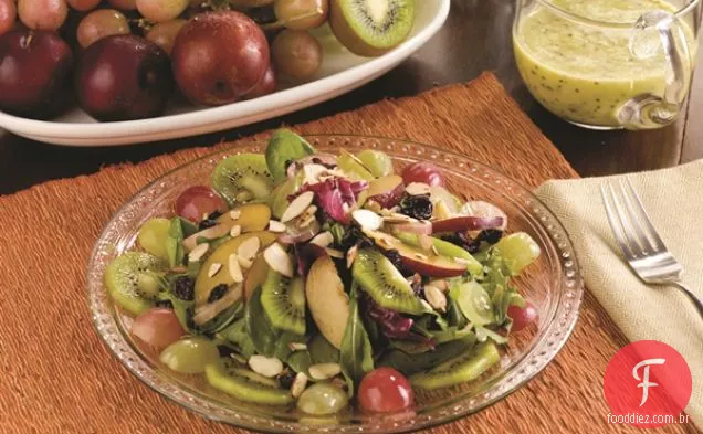 Salada de espinafre com uvas frescas, ameixas, pêssegos e Kiwis