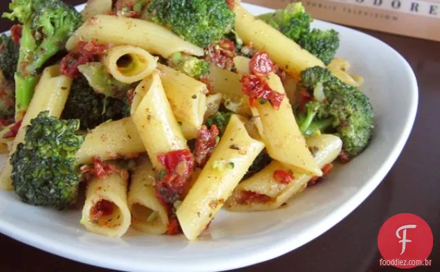 Macarrão com alho, tomate seco ao sol e manjericão