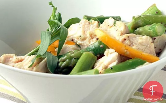 Salada de frango escalfado e espargos