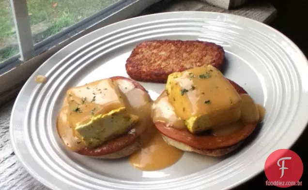 Tofu Benedict com molho holandês vegano e Muffins ingleses Caseiros