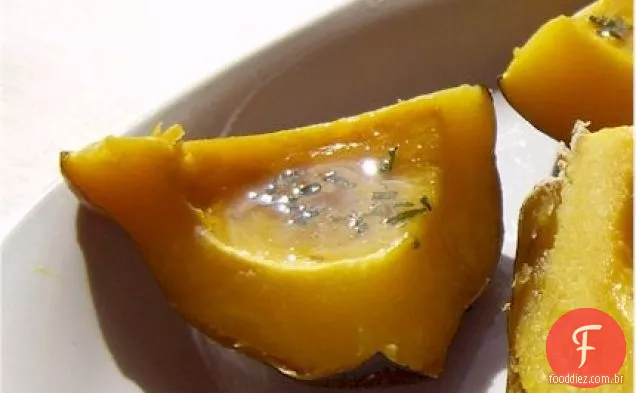 Abóbora de bolota com manteiga de sálvia doce vegana