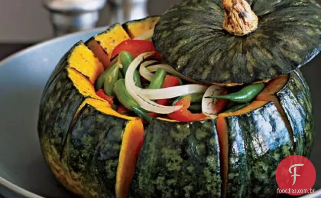 Tigela de abóbora Kabocha assada com vegetais de outono