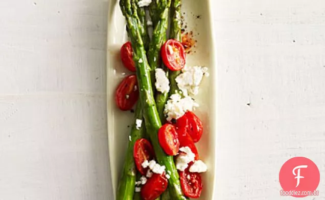 Espargos com tomate e queijo Feta