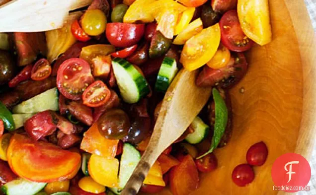 Salada de tomate, pepino e manjericão