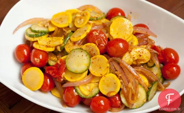 Abóbora De Verão Com Tomate E Pimenta De Aleppo