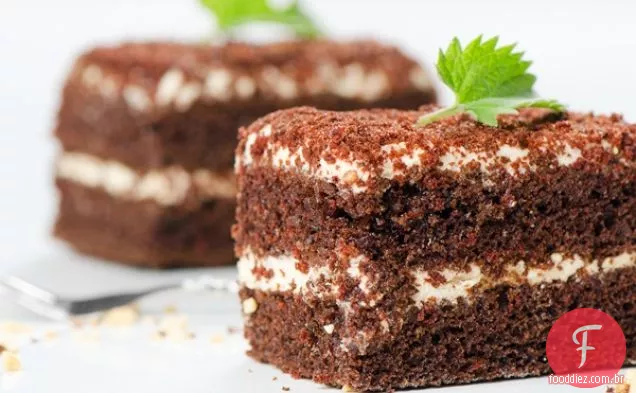 Bolo de beterraba com chocolate sem glúten com cobertura de Chocolate sem laticínios