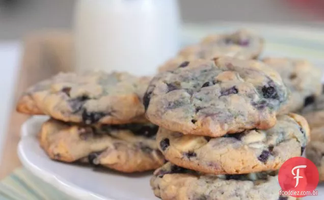 Biscoitos de panqueca de chocolate branco de bordo e mirtilo
