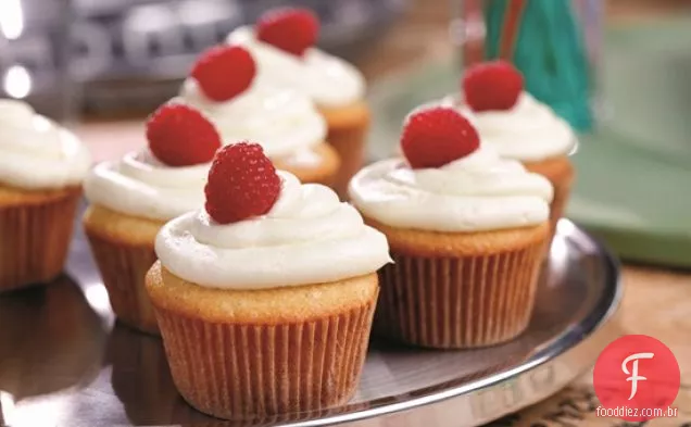 Cupcakes de framboesa com cobertura de Cream Cheese sem laticínios