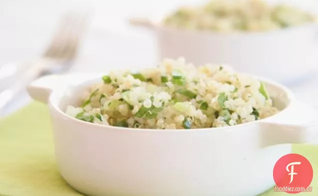 Picnic-pilaf de Quinoa perfeito com ervas frescas