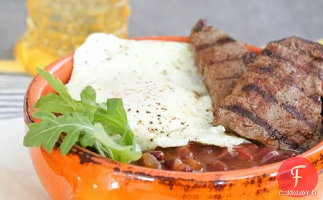 Bife de café da manhã grelhado sobre Ovo Frito e feijão
