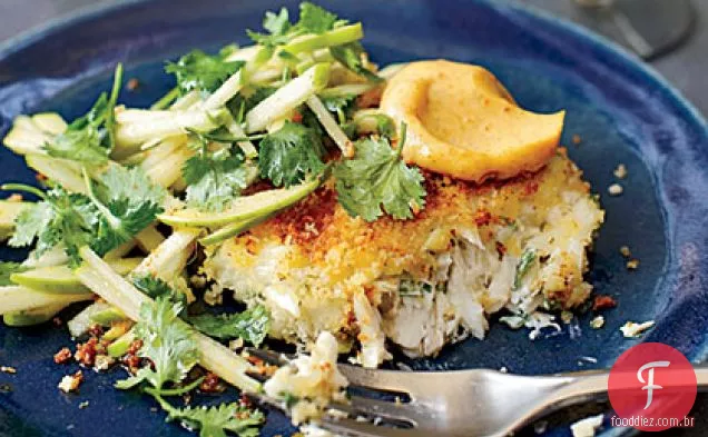 Bolos de caranguejo e maionese de Curry com salada de maçã